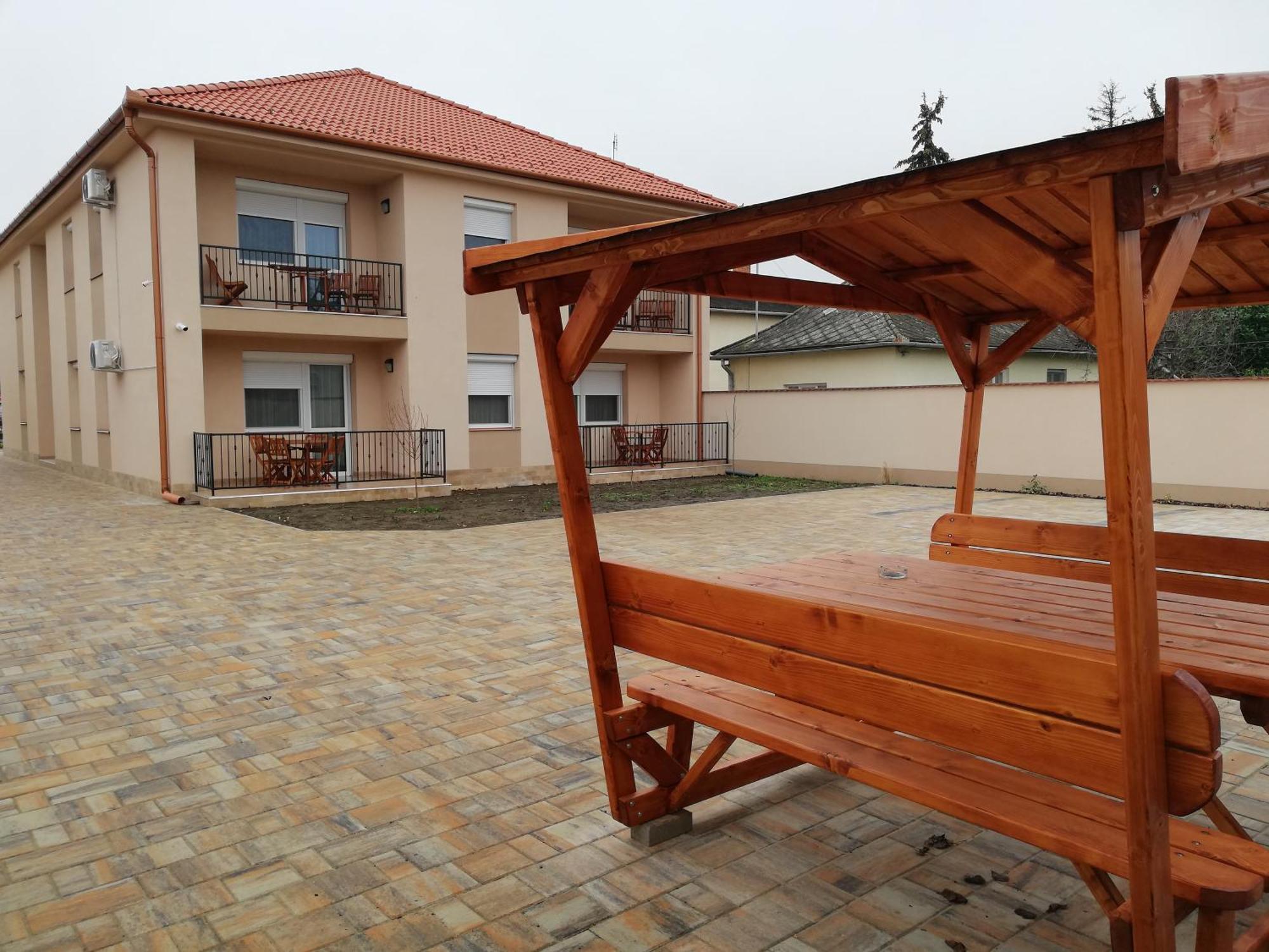 Imola Es Andrea Apartmanhaz 3 Хайдусобосло Экстерьер фото