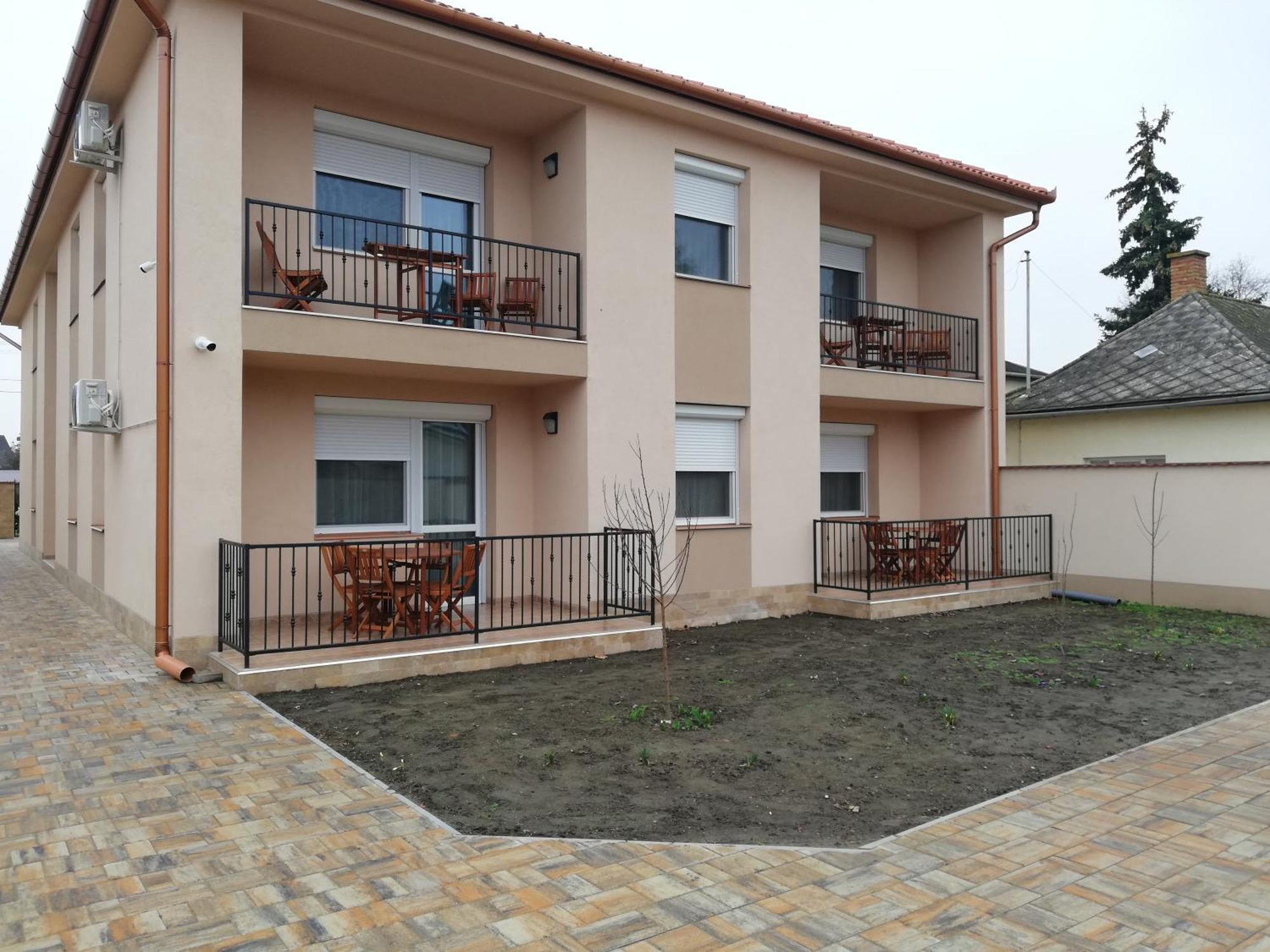 Imola Es Andrea Apartmanhaz 3 Хайдусобосло Экстерьер фото