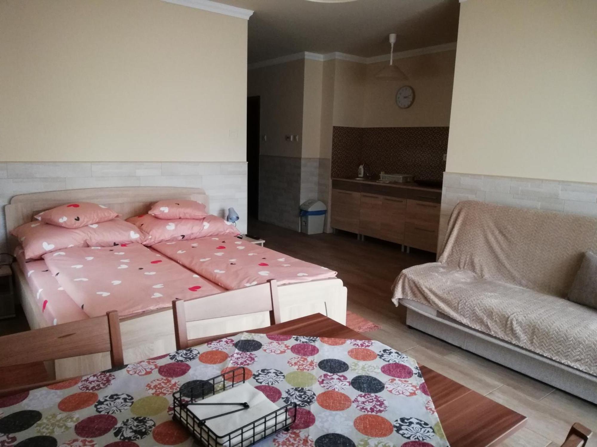 Imola Es Andrea Apartmanhaz 3 Хайдусобосло Экстерьер фото