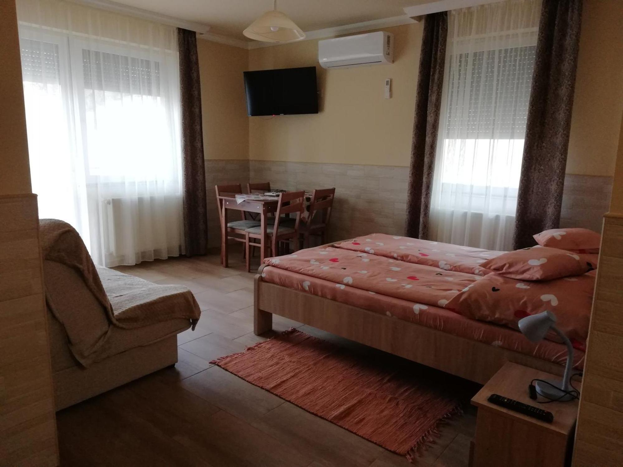Imola Es Andrea Apartmanhaz 3 Хайдусобосло Экстерьер фото